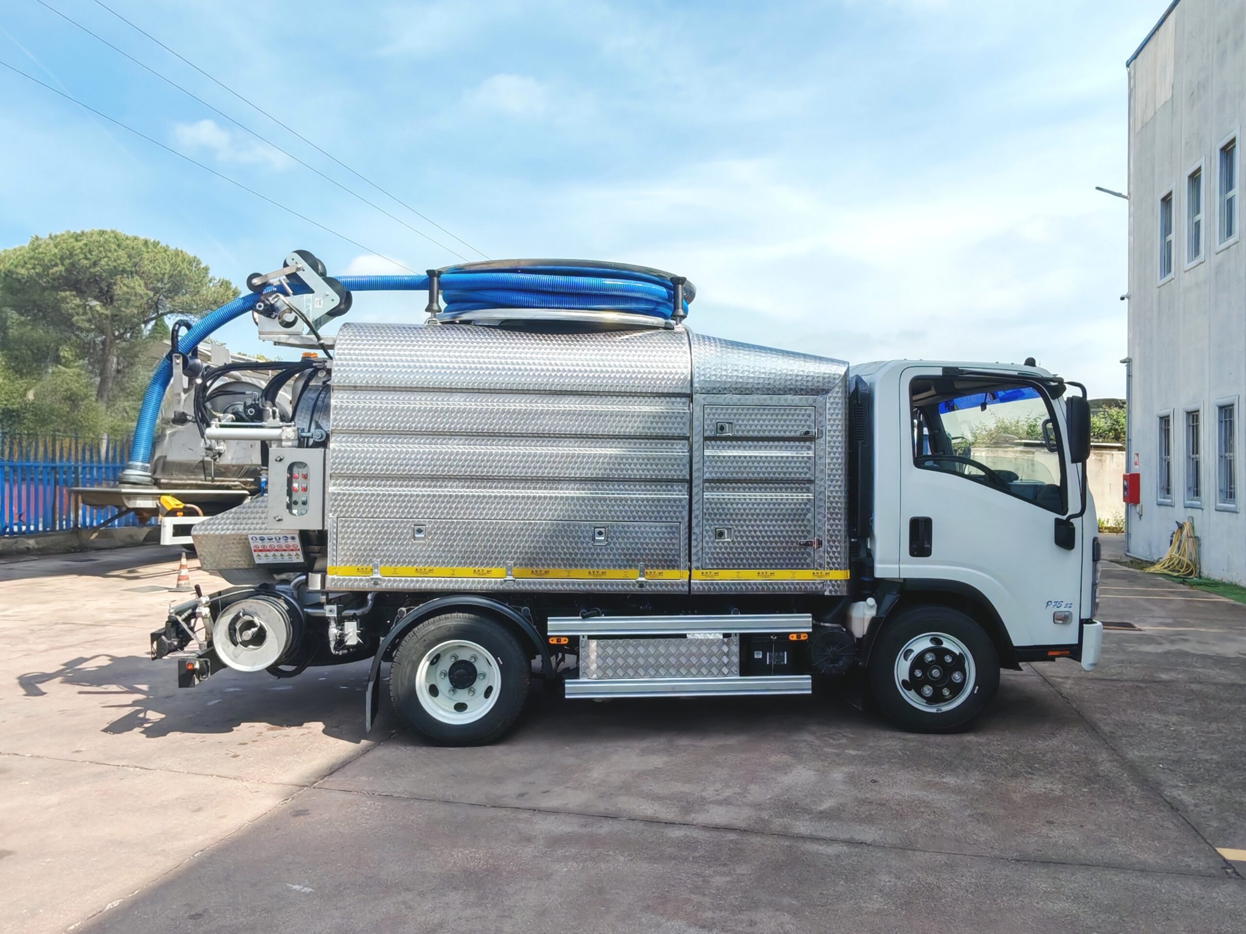 Attrezzatura CSJ 12/30 - Veicolo ISUZU 75 qli - *Per richiesta preventivo indicare codice: 125*